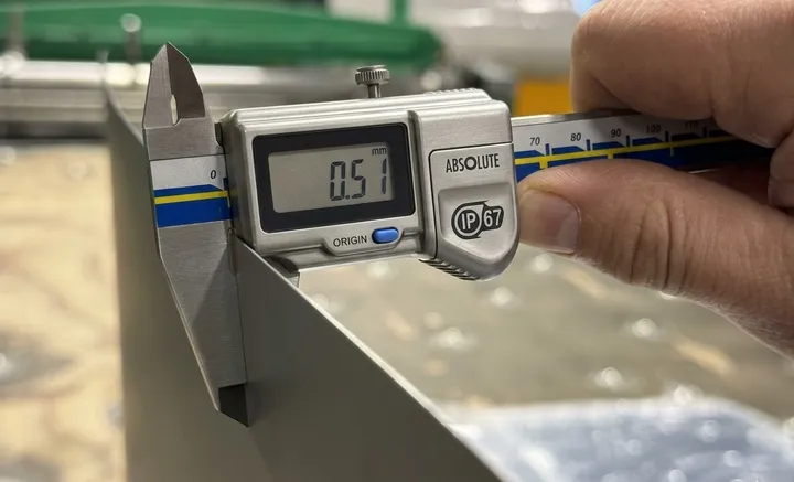 Matētais Pural ar biezumu 0,5 mm. Bīdmērs.